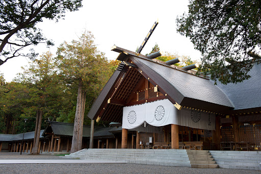 札幌最強のパワースポット・北海道神宮の見どころと神様のご利益を徹底解説！境内でしか食べられない限定の六花亭スイーツや、お隣の円山動物園へ木漏れ日の森を歩いて抜けるおすすめ散歩ルートもご紹介。子連れファミリーや観光にぴったりの1日満喫プランです。