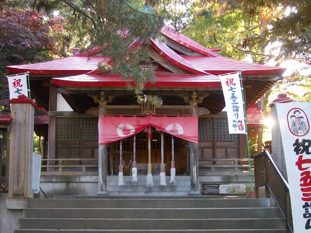 札幌観光で大人気！27基の赤い鳥居が連なる「札幌伏見稲荷神社」の見どころ徹底ガイド。京都の伏見稲荷から神様を迎えた歴史や、好きなものを断って願いを叶える「願石」の参拝ルール、市電を使ったアクセス、藻岩山夜景と合わせたおすすめ観光ルートを解説！