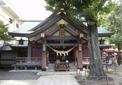 札幌大通エリアのパワースポット「三吉神社（さんきちさん）」の観光ガイド。勝負運やビジネス成功のご利益で有名な歴史、境内の「出世稲荷社」、御朱印情報、地下鉄「西11丁目駅」からのアクセスなど、初めてお参りする方が知りたい情報をスッキリ解説！