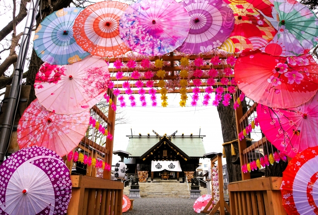 SNSで話題！札幌諏訪神社の美しすぎる「花手水」や、限定のクリア御朱印・可愛いお守りをママ目線で徹底レポート。子宝・安産・縁結びのご利益でも有名な、家族連れやデートにぴったりの癒やしパワースポットです。アクセスや混雑対策もご紹介！