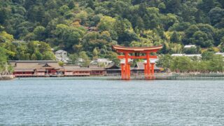 海に浮かぶ大鳥居が迎える日本屈指の世界遺産